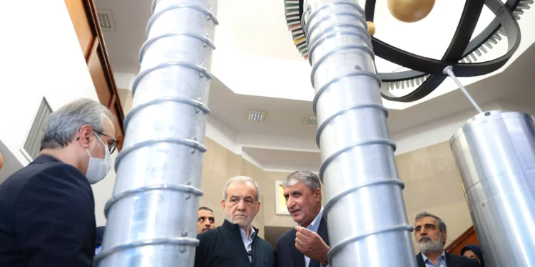 Una foto proporcionada por la presidencia iraní muestra al presidente Masoud Pezeshkian, segundo a la izquierda, y al jefe de la Organización de Energía Atómica de Irán, Mohammad Eslami, segundo a la derecha, durante el "Día Nacional de la Tecnología Nuclear", en Teherán, el 9 de abril de 2025. (Presidencia iraní / AFP)