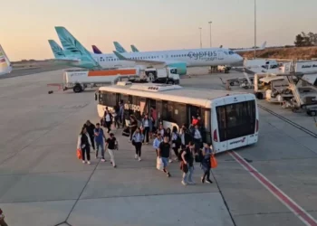 Pasajeros israelíes en el aeropuerto de Larnaca antes de embarcar en el primer vuelo de repatriación de Arkia al aeropuerto Ben Gurion de Tel Aviv, el 18 de junio de 2025. (Cortesía de Arkia)