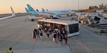 Pasajeros israelíes en el aeropuerto de Larnaca antes de embarcar en el primer vuelo de repatriación de Arkia al aeropuerto Ben Gurion de Tel Aviv, el 18 de junio de 2025. (Cortesía de Arkia)