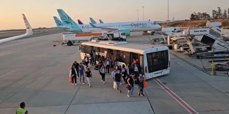 Pasajeros israelíes en el aeropuerto de Larnaca antes de embarcar en el primer vuelo de repatriación de Arkia al aeropuerto Ben Gurion de Tel Aviv, el 18 de junio de 2025. (Cortesía de Arkia)