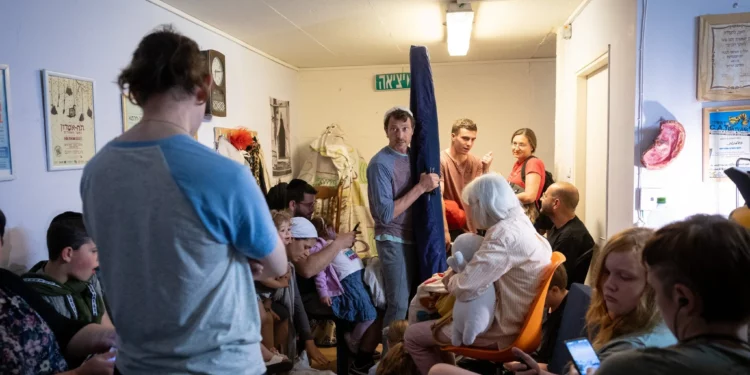 Los israelíes se refugian en un refugio público en Jerusalén, durante un ataque con misiles balísticos disparado desde Irán hacia Israel, el 15 de junio de 2025. (Noam Revkin Fenton/FLASH90)