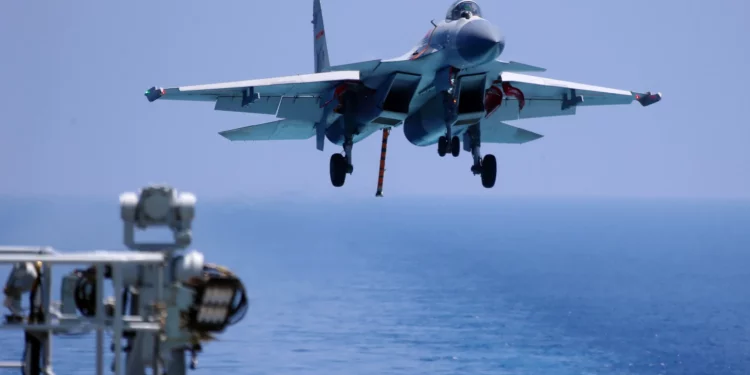 Aviones chinos J-15 se aproximan a patrulla japonesa en el Pacífico