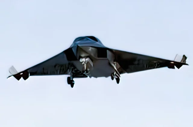 El avión táctico furtivo J-36 de China fotografiado de frente por primera vez
