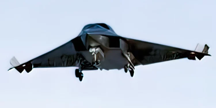 El avión táctico furtivo J-36 de China fotografiado de frente por primera vez