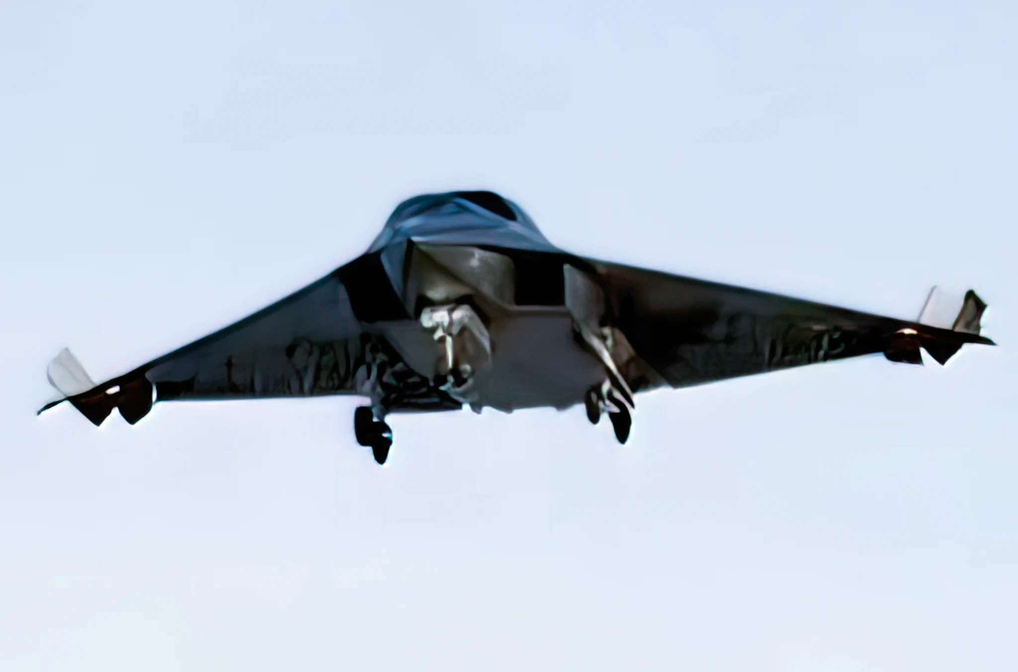 El avión táctico furtivo J-36 de China fotografiado de frente por primera vez