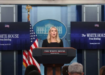 La secretaria de prensa de la Casa Blanca, Karoline Leavitt, habla durante la sesión informativa diaria en Washington, DC, el 19 de junio de 2025. (Alex Wroblewski/AFP)