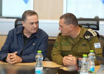 El ministro de Defensa, Israel Katz, y el jefe del Estado Mayor de las FDI, teniente general Eyal Zamir, en una evaluación, el 20 de junio de 2025. (Ariel Hermoni/Ministerio de Defensa)