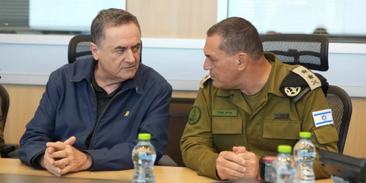 El ministro de Defensa, Israel Katz, y el jefe del Estado Mayor de las FDI, teniente general Eyal Zamir, en una evaluación, el 20 de junio de 2025. (Ariel Hermoni/Ministerio de Defensa)