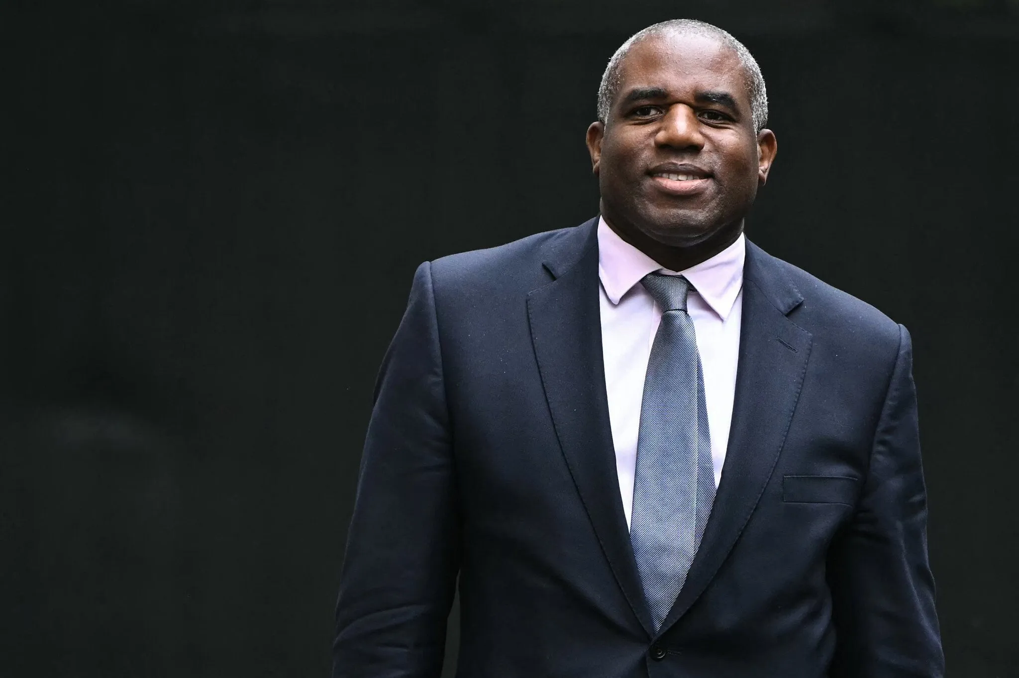 El ministro de Asuntos Exteriores de Gran Bretaña, David Lammy, llega a Downing Street, en el centro de Londres, el 21 de mayo de 2025, para una reunión previa a la sesión semanal de preguntas al primer ministro (PMQ). (Foto de Justsin Tallis / AFP)
