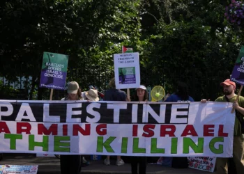 Manifestantes antiisraelíes de la Campaña de Solidaridad con Palestina se manifiestan contra el patrocinador del torneo, Barclays, frente al Campeonato de Tenis de Wimbledon en Londres, el 30 de junio de 2025. (AP Foto/Alastair Grant)