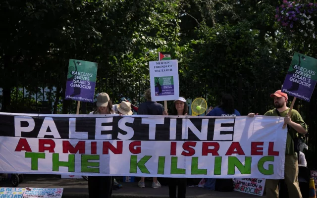 Manifestantes exigen a Wimbledon eliminar a Barclays como patrocinador por vínculos con Israel