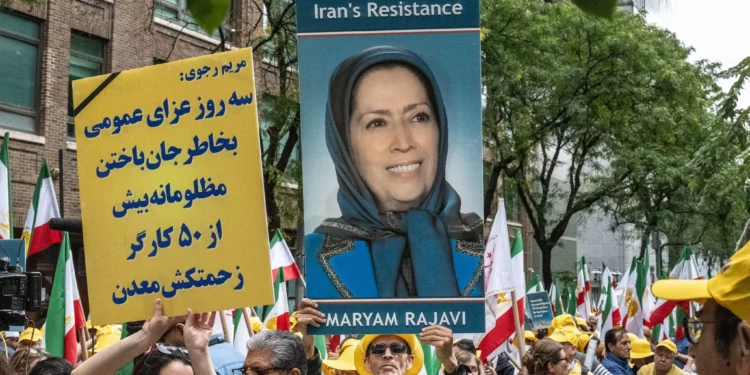 Líder opositora iraní urge derrocar al régimen ante ataques de Israel