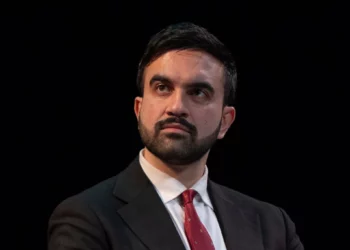 Mamdani lidera el conteo de votos en las primarias para la alcaldía de Nueva York