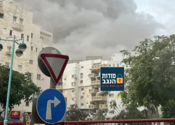Los médicos están respondiendo a los informes del impacto de un misil balístico en Beersheba.