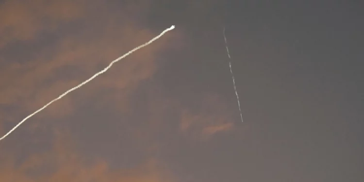 Israel intercepta misil balístico iraní que rompió el alto el fuego