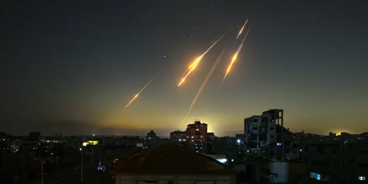 Irán advierte que continuarán los ataques contra Israel y amenaza con atacar bases estadounidenses