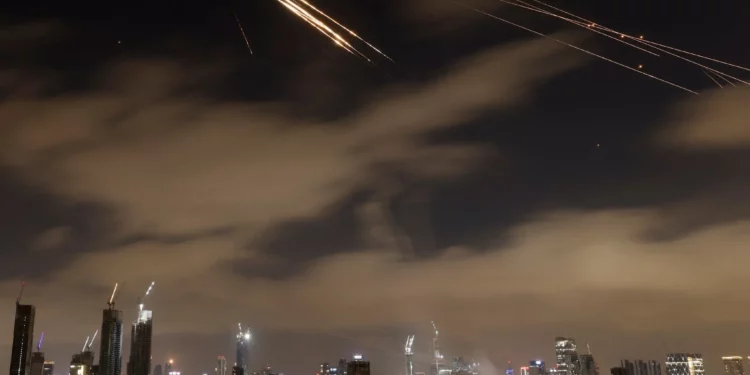 Al menos 93 heridos por impactos de misiles en Bat Yam y Rehovot