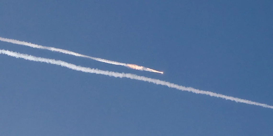 10-15 misiles lanzados desde Irán contra Israel en 6 salvas esta mañana, según las FDI Entre 10 y 15 misiles balísticos fueron lanzados desde Irán en seis salvas esta mañana, según las evaluaciones de las FDI. La mayoría de los misiles fueron interceptados, y uno impactó en un edificio de apartamentos en Beersheba, matando al menos a tres personas e hiriendo a otras.