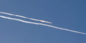 10-15 misiles lanzados desde Irán contra Israel en 6 salvas esta mañana, según las FDI Entre 10 y 15 misiles balísticos fueron lanzados desde Irán en seis salvas esta mañana, según las evaluaciones de las FDI. La mayoría de los misiles fueron interceptados, y uno impactó en un edificio de apartamentos en Beersheba, matando al menos a tres personas e hiriendo a otras.