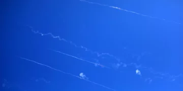 Irán lanzó entre 10 y 15 misiles balísticos contra Israel en seis salvas durante la mañana, según las Fuerzas de Defensa de Israel (FDI). Un misil impactó un edificio de apartamentos en Beersheba, causando la muerte de tres personas e hiriendo a varias más. La mayoría de los proyectiles fueron interceptados por las defensas antiaéreas israelíes. Las sirenas resonaron en el centro, norte y sur del país, obligando a los civiles a permanecer en refugios antiaéreos durante los ataques. Un misil balístico iraní golpeó directamente un bloque de apartamentos en Beersheba, dejando tres víctimas mortales: una mujer de aproximadamente 40 años, un hombre de unos 40 años y otro de unos 20 años, según Magen David Adom (MDA). Dos hombres de alrededor de 50 años reciben tratamiento en condición moderada, mientras que seis personas más presentan heridas leves en el lugar. Los equipos médicos continúan inspeccionando el edificio en busca de posibles víctimas adicionales. El Centro Médico Soroka en Beersheba, que sufrió graves daños por un misil iraní el jueves, reporta una persona en estado moderado atendida en su sala de traumatología. Las FDI detectaron seis lanzamientos de misiles balísticos desde Irán a lo largo de la mañana. El primer ataque incluyó dos misiles, el segundo cuatro, y los siguientes variaron en número. La tercera salva, con dos misiles, no dejó impactos reportados. En total, se dispararon al menos ocho proyectiles antes del mediodía. Los ataques ocurrieron poco después de que el presidente de Estados Unidos, Donald Trump, anunciara un alto el fuego entre Israel e Irán, previsto para entrar en vigor en los próximos días. Las sirenas alertaron a la población en Haifa, el centro de Israel, Jerusalén y el norte del país durante las salvas. El Comando del Frente Interno de las FDI permitió a los civiles abandonar los refugios tras la quinta salva, al no registrarse impactos adicionales. Sin embargo, las alarmas volvieron a sonar minutos después por nuevos lanzamientos. MDA reportó que, tras el último ataque, no se notificaron heridos inmediatos en el norte, donde las sirenas también se activaron. Imágenes difundidas en redes sociales muestran el edificio dañado en Beersheba, con escombros y estructuras colapsadas. Los equipos de rescate y médicos trabajan en el lugar para evaluar la magnitud del daño y asistir a posibles víctimas atrapadas.