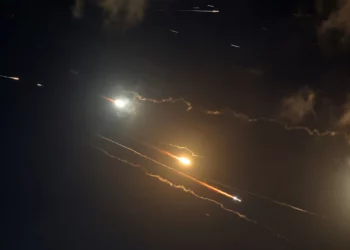 Andanadas de misiles iraníes en Israel: Reportes de impactos