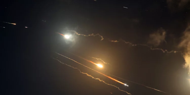 Andanadas de misiles iraníes en Israel: Reportes de impactos
