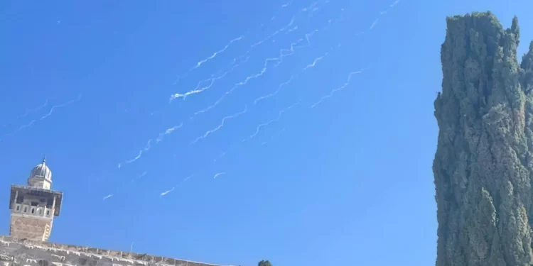 Irán lanza misiles balísticos a Israel: Explosiones se oyen en Jerusalén