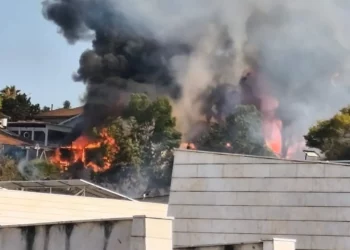 Incendio destruye tres edificios en el centro de Ness Ziona