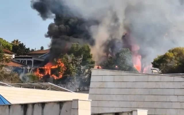 Incendio destruye tres edificios en el centro de Ness Ziona