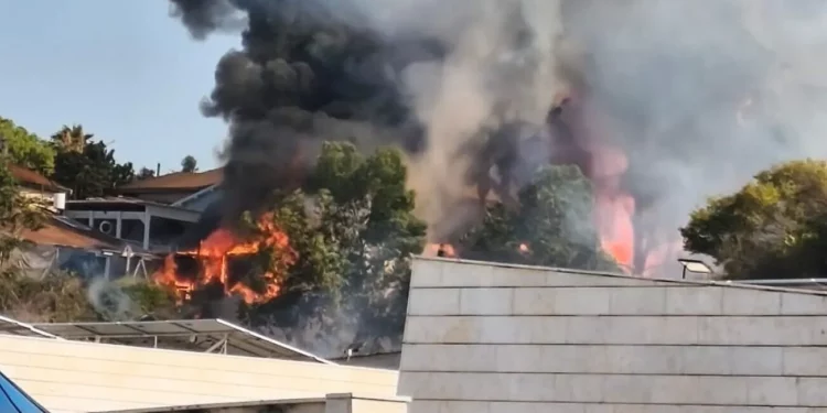 Incendio destruye tres edificios en el centro de Ness Ziona