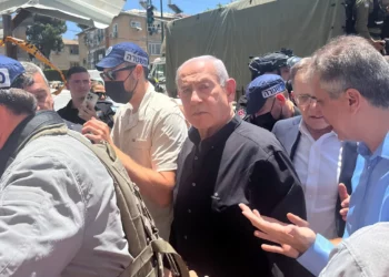 Netanyahu y Herzog visitan el lugar del ataque con misiles Bat Yam