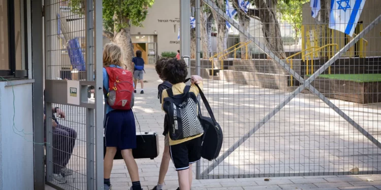 Escuelas de Israel reabren tras cese de restricciones por conflicto