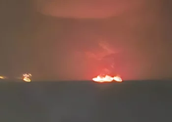 Tres buques en llamas en el estrecho de Ormuz
