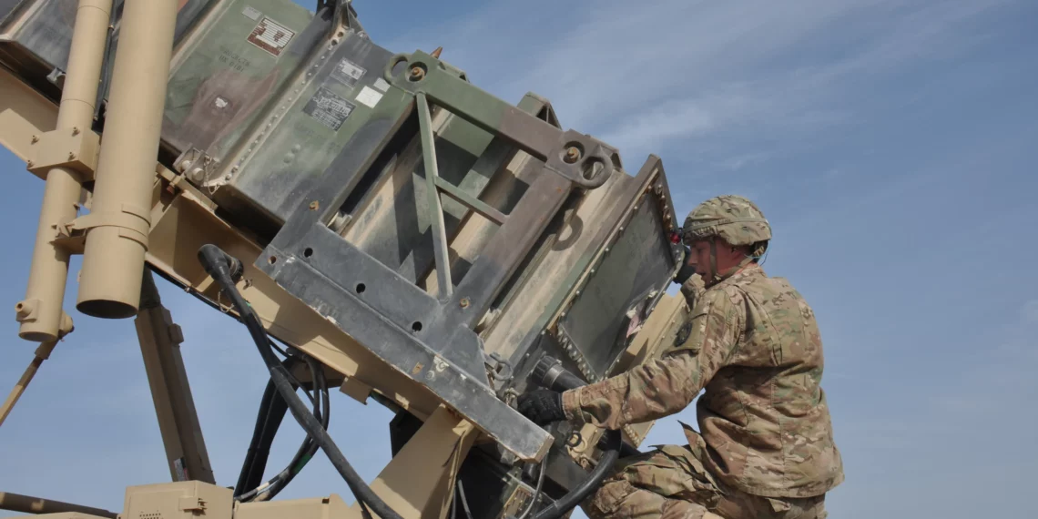 El soldado James Weaver, operador y mantenedor del lanzador de la estación Patriot del Regimiento de Artillería de Defensa Aérea de la Batería Delta 1-62 de Steelville, Missouri, desbloquea los tubos de torque detrás de un interceptor de misiles PAC-2 durante un ejercicio de preparación operativa en la Base Aérea de Al Udeid, Qatar, el 4 de marzo. Los misiles Patriot de AUAB protegen la base de una variedad de amenazas aéreas, incluidos misiles balísticos tácticos y drones. (Foto de la Fuerza Aérea de los EE. UU. por el Sargento Técnico James Hodgman/Liberado) Sargento Técnico James Hodgman