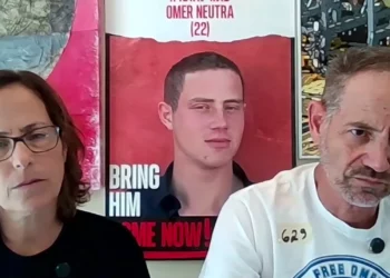 Orna y Ronen Neutra, padres de Omer Neutra, secuestrado y asesinado en Gaza el 7 de octubre de 2023, durante una conferencia de prensa el 26 de junio de 2025. (Captura de pantalla)