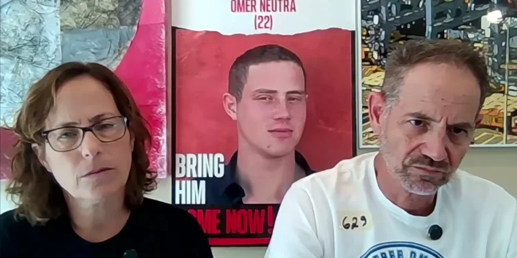 Orna y Ronen Neutra, padres de Omer Neutra, secuestrado y asesinado en Gaza el 7 de octubre de 2023, durante una conferencia de prensa el 26 de junio de 2025. (Captura de pantalla)