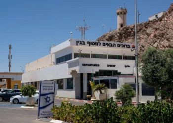 Israelíes regresan por cruces terrestres pese a advertencias