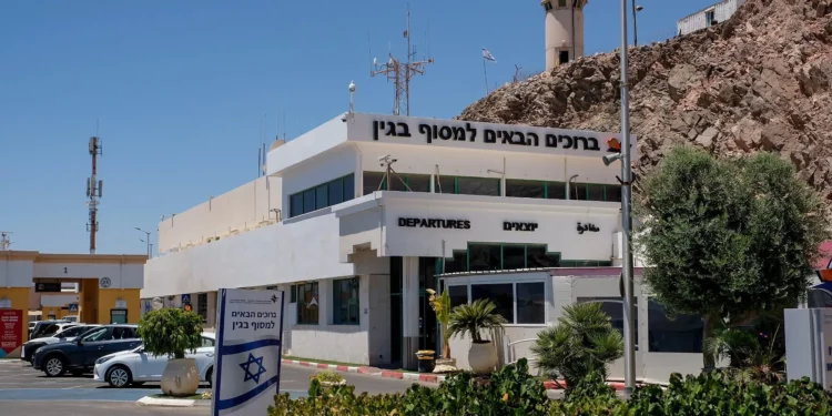 Israelíes regresan por cruces terrestres pese a advertencias