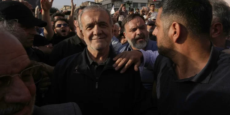 El presidente de Irán dice que respetará el alto el fuego si Israel lo hace