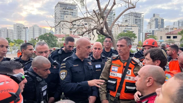 Policía en el lugar del impacto del misil Petah Tikva busca posibles víctimas atrapadas