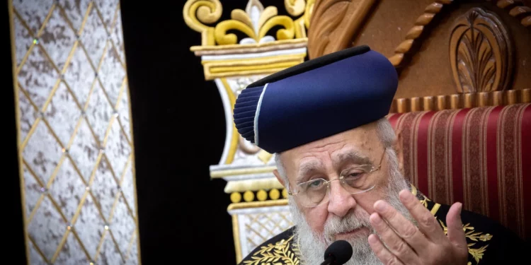 El líder espiritual de Shas, el rabino Yitzhak Yosef, durante una enseñanza semanal en la sinagoga Yazdim en Jerusalén, el 7 de junio de 2025. (Chaim Goldberg/FLASH90)