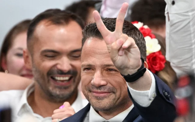 Un alcalde liberal y un revisionista del Holocausto anti-UE se vencen en las elecciones polacas