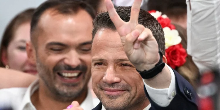 Un alcalde liberal y un revisionista del Holocausto anti-UE se vencen en las elecciones polacas