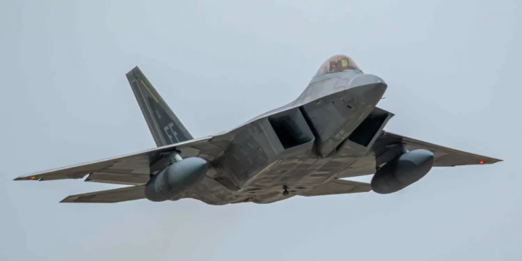 Los F-22 Raptor de EE. UU. se están desplegando en el Medio Oriente