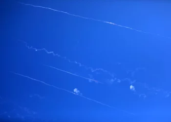 Irán dice estar disparando misiles más avanzados en lugar de bombardeos masivos