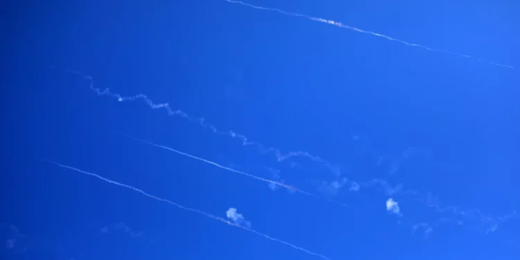 Irán dice estar disparando misiles más avanzados en lugar de bombardeos masivos