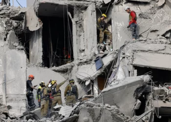 Rescatistas trabajan para localizar a supervivientes en edificio de Beersheba alcanzado por misil iraní