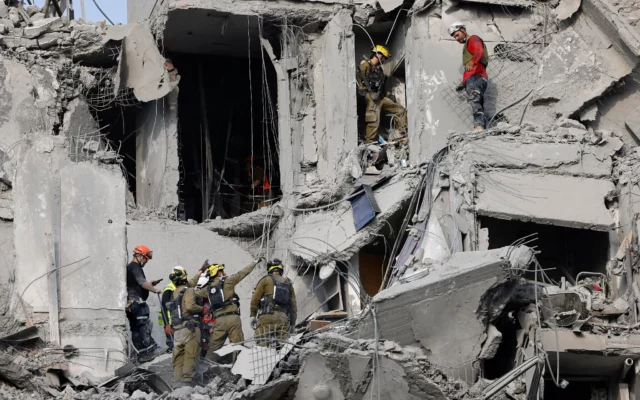 Rescatistas trabajan para localizar a supervivientes en edificio de Beersheba alcanzado por misil iraní