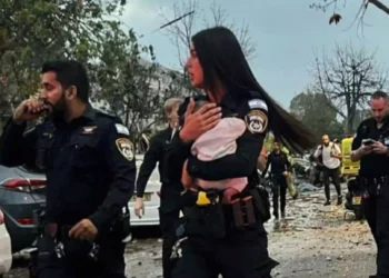Bebé de 3 meses rescatado de los escombros de una casa destruida en Rishon Letzion