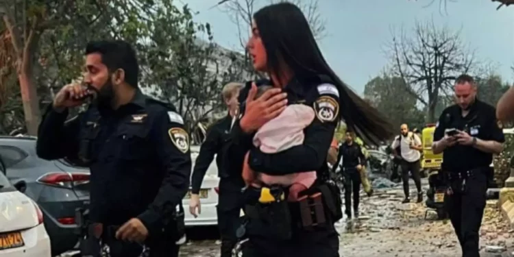 Bebé de 3 meses rescatado de los escombros de una casa destruida en Rishon Letzion